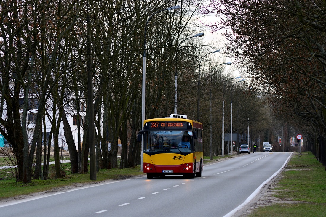 4949
NajmĹodsza linia w Warszawie czyli okresowa linia zwykĹa 327 ĹÄczÄca Centrum Handlowe TargĂłwek z Rondem Ĺťaba.
Słowa kluczowe: M121I