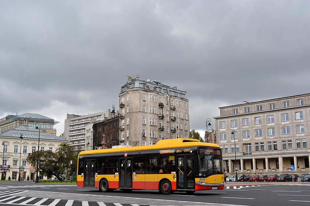 1907
Elektryk przejeĹźdĹźa przez Plac Trzech KrzyĹźy.
