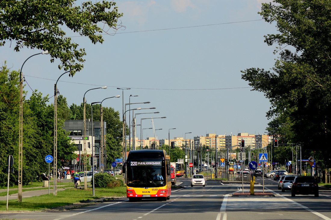 9549
Hybryda na początkowym odcinku trasy linii 220 kieruje się na odległy kraniec P+R Al. Krakowska.
