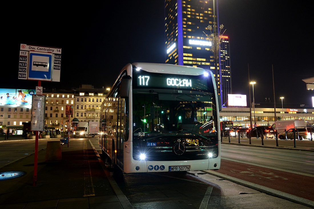 943
Wyjechał kółko później niż było zapowiadane, ale w końcu testy się rozpoczęły. Autobus sprawia pozytywne wrażenie wewnątrz, gdyż nic nie trzeszczy i nie wali. Siedzenia w tym egzemplarzu są bardzo wygodne, a sam pojazd wydaje się być zwinniejszy niż tzw. kartony czyli wozy o numerach 1911-1920.
