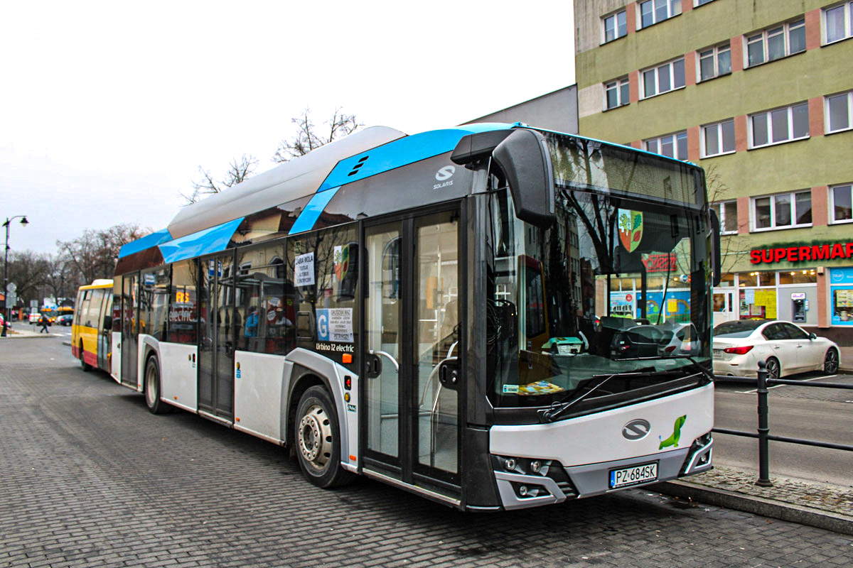 44406
Elektryczny Solaris oczekuje na swĂłj ostatni tego dnia odjazd w Kierunku Petrykoz.
