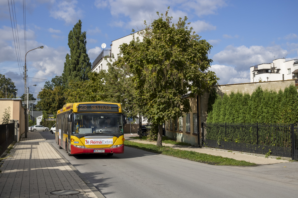 80281
Jeszcze kilka lat temu spotkanie Scanii z PKSu nie stanowiĹo wiÄkszego problemu, lecz obecnie, kiedy pozostaĹo tylko 9 sztuk w ruchu jest to duĹźo trudniejsze. Obecnie obsĹugujÄ mn. sieÄ GPA (wozy 70245, 80276 i 80297) oraz Shuttlebusa do kompleksu biurowego Poleczki Park (wozy 50014 i 70243).

