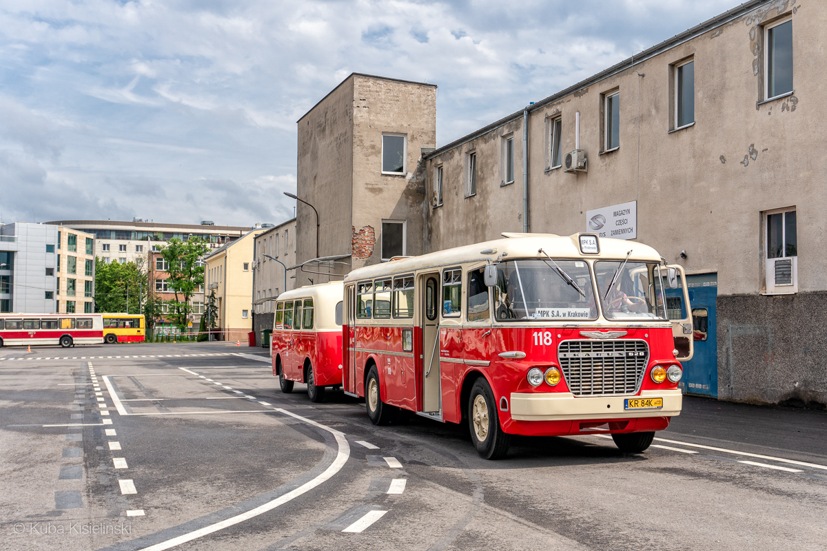 118+600
WspaniaĹy, piÄknie wyremontowany krakowski Ikarus wraz z doczepÄ. W tle Berliet i Gniot z kolekcji KMKM.
Słowa kluczowe: NM2019 IK620