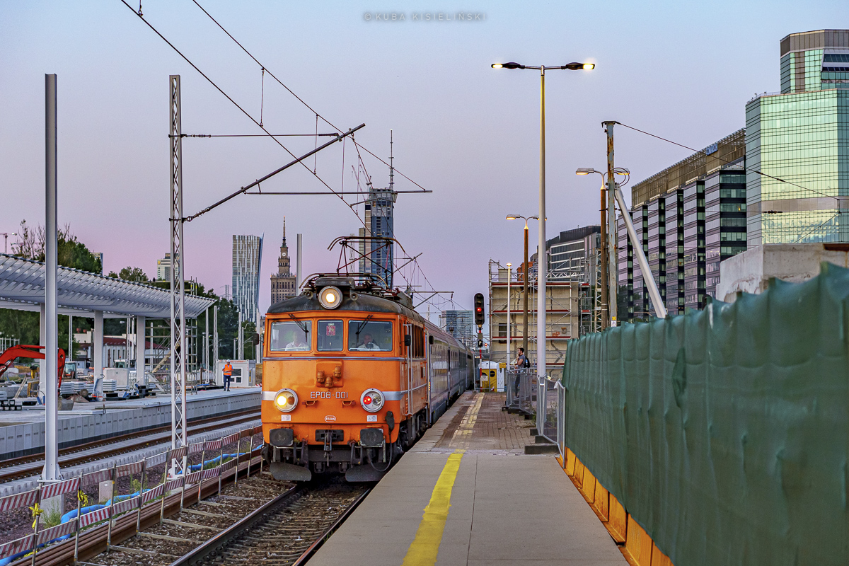 EP08-001
Ĺwinia z IC [i]Lazur[/i] z Gdyni GĹĂłwnej do Ĺodzi Fabrycznej na modernizowanej stacji Warszawa Zachodnia
