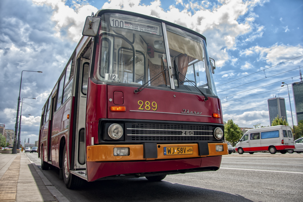 289
Ikarus 260.04 #289, naleĹźÄcy do Klubu MiĹoĹnikĂłw Komunikacji Miejskiej w Warszawie, wygrzewa siÄ w promieniach czerwcowego sĹoĹca, czekajÄc na godzinÄ odjazdu w obsĹudze linii turystycznej 100.
Słowa kluczowe: IK260