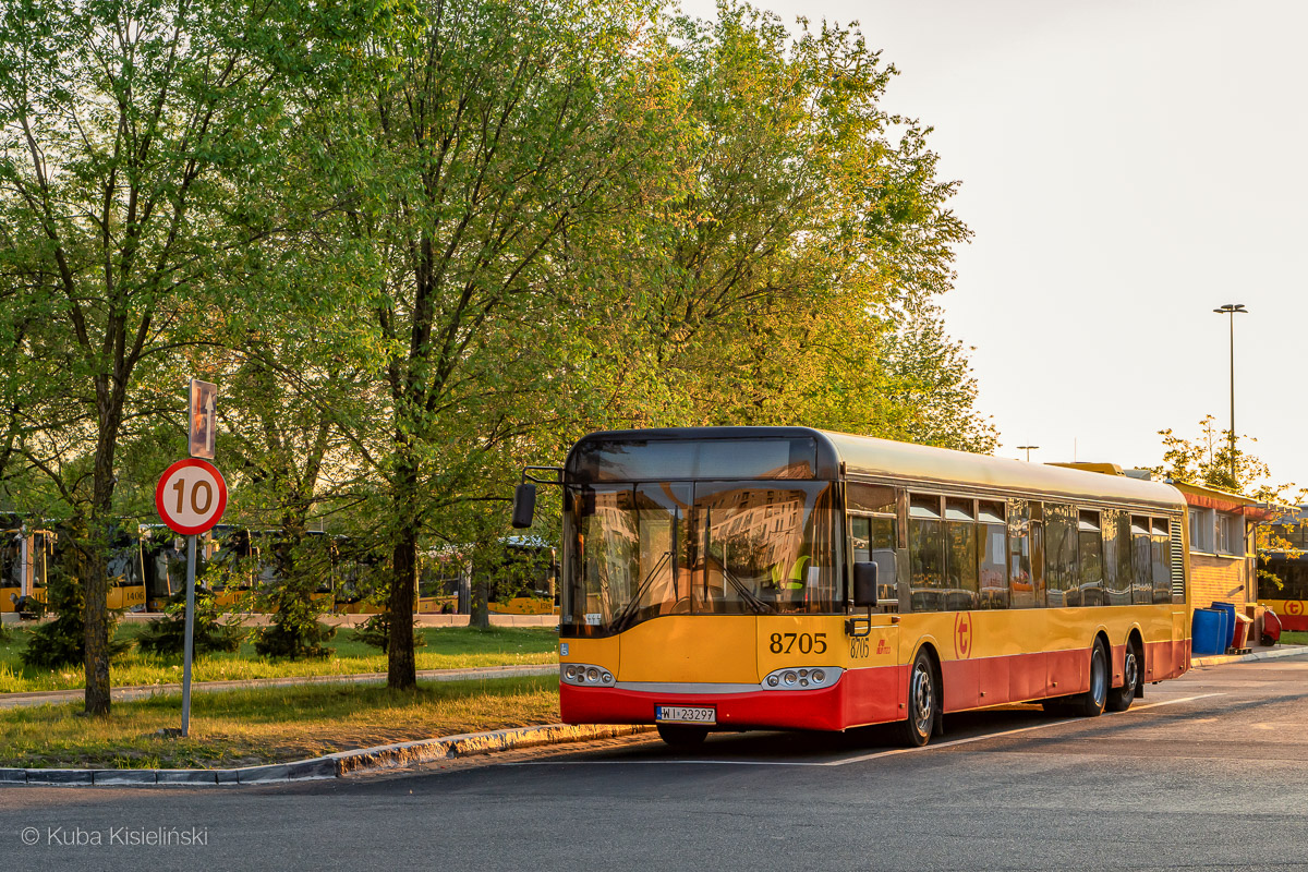 8705
Decha wygrzewa siÄ w promieniach popoĹudniowego sĹoĹca, czekajÄc na wyjazd na imprezÄ "Ostatnie tchnienie Deskorolek".
Słowa kluczowe: WNASU15 SU15