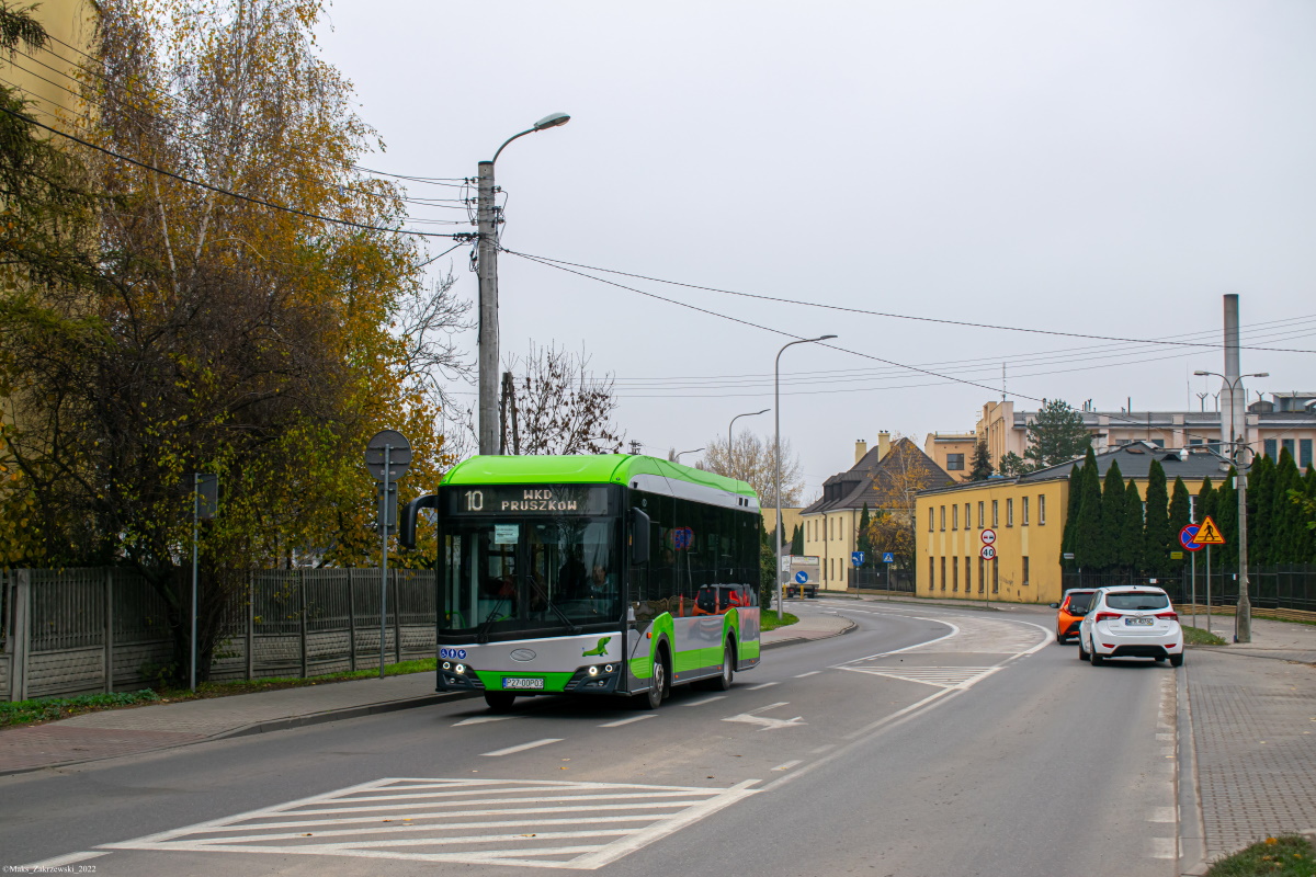P27 00P03
W dniu 15.11.2022 w Pruszkowie trwaĹy testy dwĂłch nowych SolarisĂłw 9LE Electric. Docelowo majÄ jeĹşdziÄ na okrÄĹźnej linii 10, ktĂłra kursowaÄ bÄdzie miÄdzy Osiedlem Staszica, stacjÄ WKD, i stacjÄ PKP wracajÄc z powrotem na Osiedle. CiekawostkÄ jest to, Ĺźe wszystkie 6 pojazdĂłw(2 W Ĺťyrardowie, 2 w Grodzisku Maz. i 2 w Pruszkowie) posiada malowanie przypominajÄce barwy autobusĂłw z Olsztyna. Pozdrowienia dla kierowcy!
