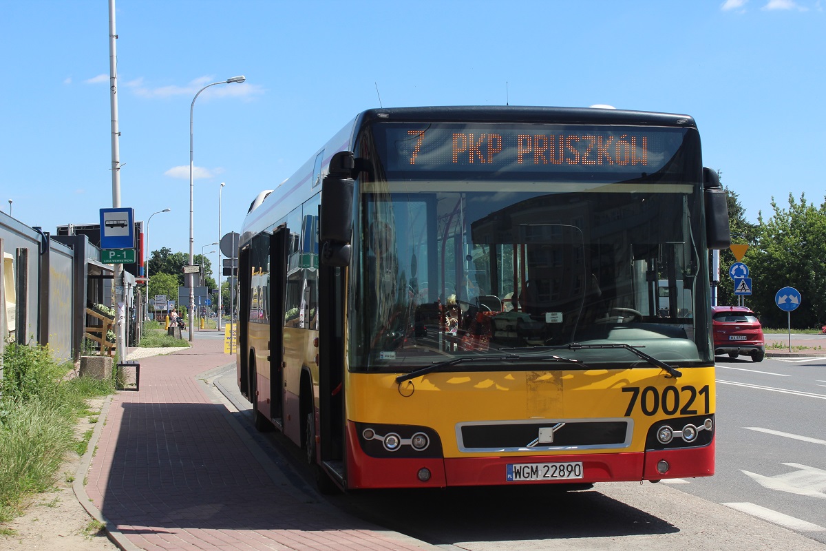 70021
TuĹź po rozpoczÄciu nowego przetargu. Volvo 7700 stoi na przystanku PiastĂłw Warszawska, skÄd uda sie zaraz w kurs powrotny linii 7 - PiastĂłw Warszawska - PKP PruszkĂłw. Pozdrowienia dla prowadzÄcego ;) 
