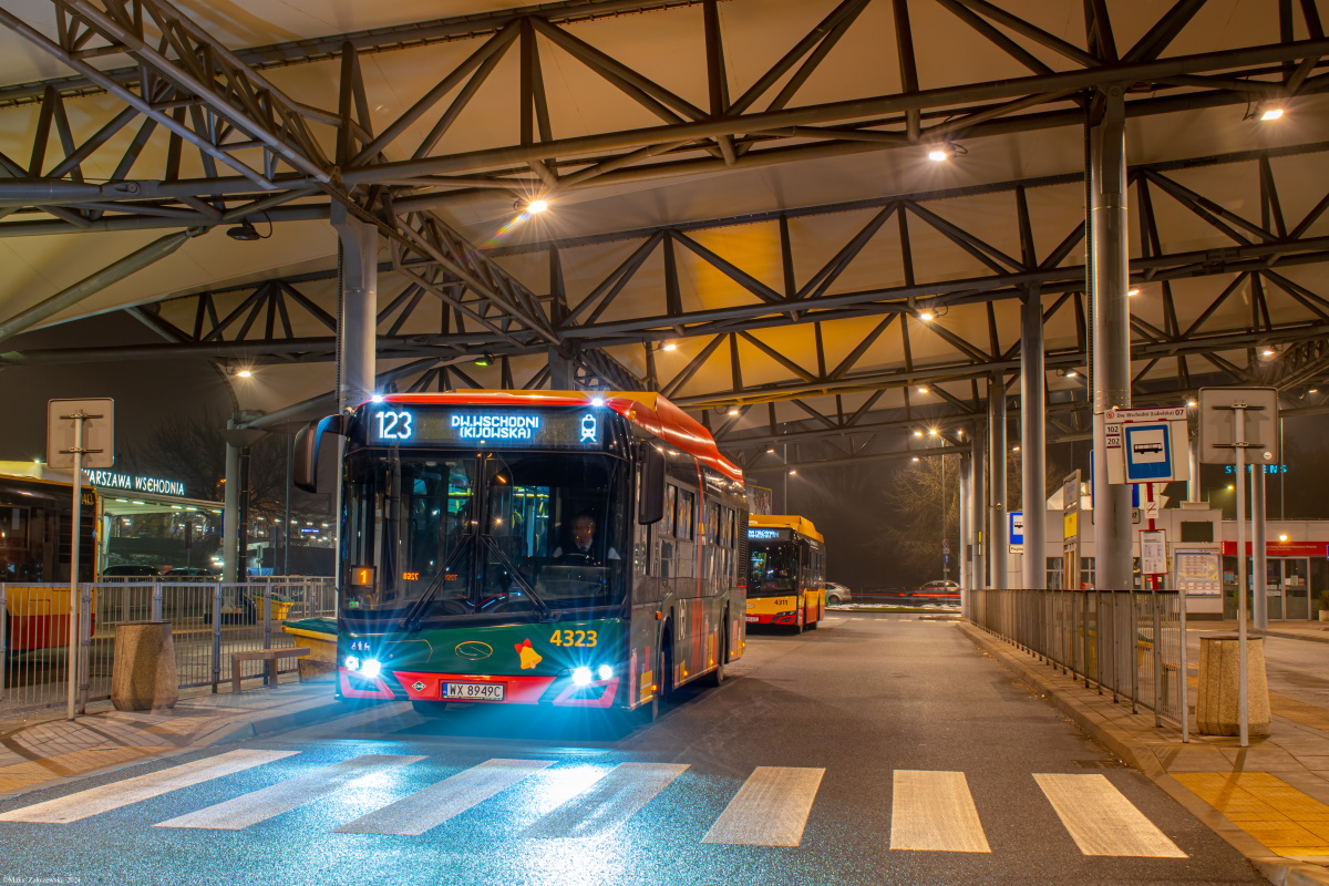 4323
ĹwiÄtecznie na Wschodnim.
Słowa kluczowe: ĹwiÄtecznyAutobus
