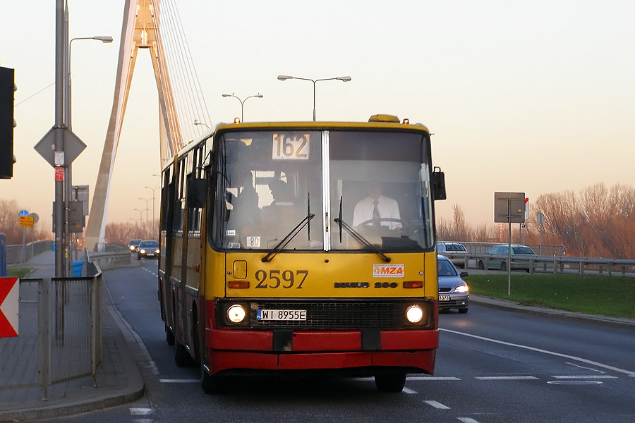 2597
Zanim powstaĹa druga linia metra potrzeba byĹo 80 brygad na linii 162 aby przewieĹşÄ wszystkich pasaĹźerĂłw z jednej strony WisĹy na drugÄ.
