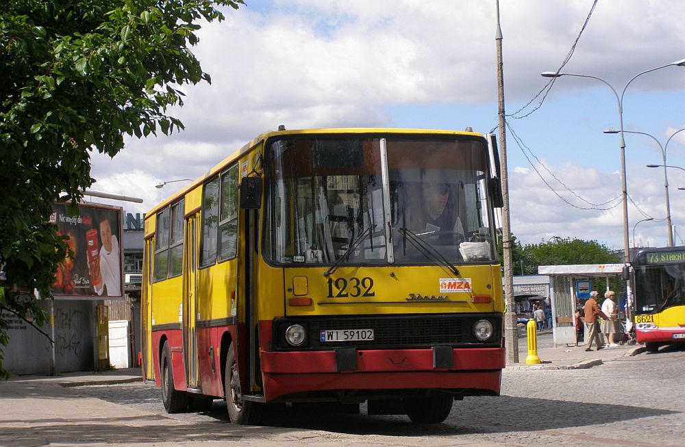 1232
SolĂłwka wĹaĹnie zakoĹczyĹa poranny dodatek na linii 183.
Słowa kluczowe: Ikarus260.04 1232