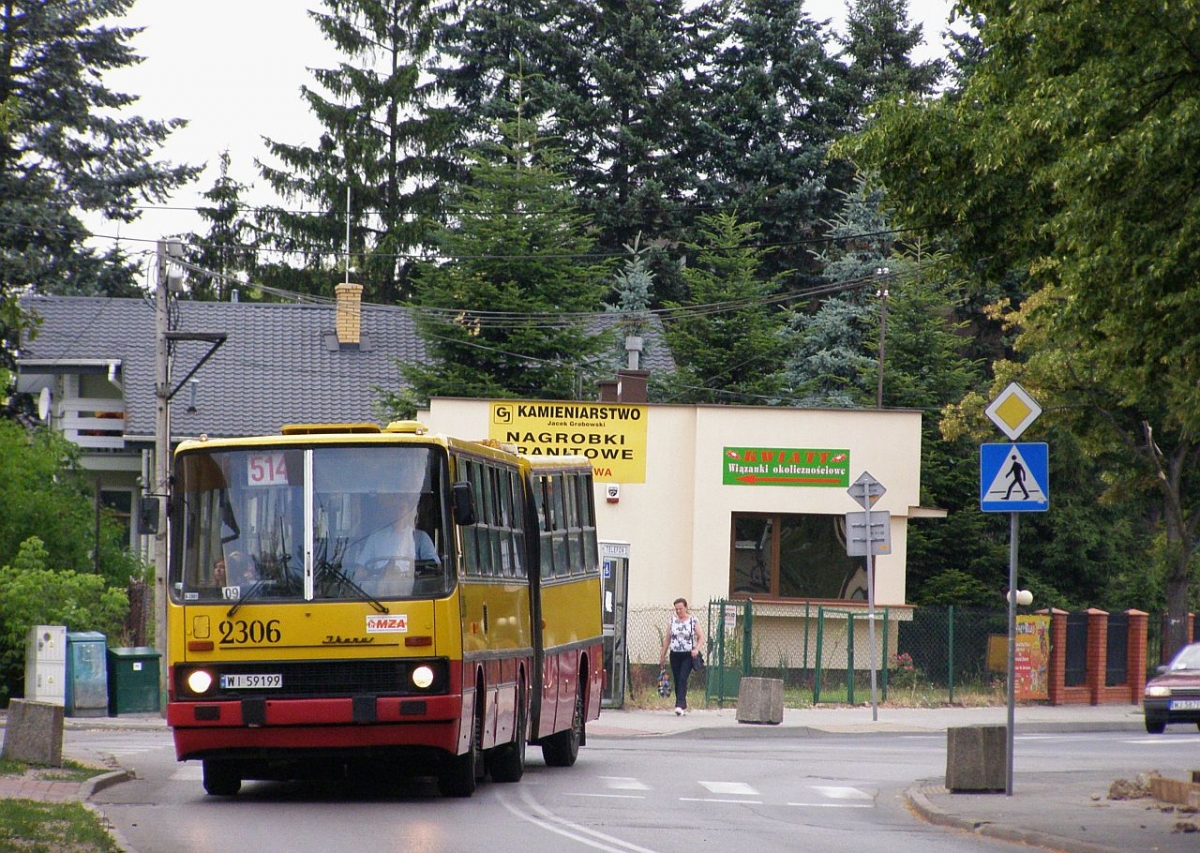 2306
Przegubowy Ikarus o numerze 2306 przejeĹźdĹźa przez Nowy RembertĂłw w stronÄ Woli Grzybowskiej. 4 lata pĂłĹşniej zostanie zlikwidowany jako ostatni autobus z manualnÄ skrzyniÄ biegĂłw.
Słowa kluczowe: Ikarus280.26 2306 514 RembertĂłw