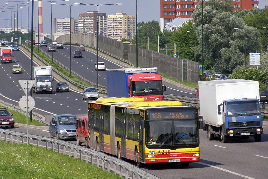 A210
W zwiÄzku z oddaniem ostatniego fragmentu trasy Armii Krajowej uruchomiona zostaĹa linia 186, ktĂłra ĹÄczyĹa ze sobÄ BiaĹoĹÄkÄ, Bielany, WolÄ i MokotĂłw. Za dwa miesiÄce od wykonania tego zdjÄcia jej trasa zostanie skrĂłcona do pÄtli SzczÄĹliwice, a czÄĹÄ odcinka na Rakowcu i SĹuĹźewcu zostanie przejÄta przez liniÄ 136.
Słowa kluczowe: Michalczewski A210 186 