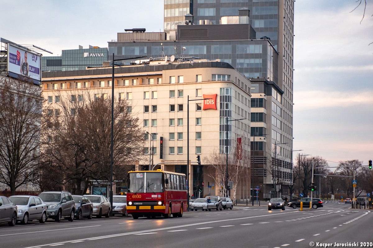 6930
Warszawa, ul. Bonifraterska. Jeden z trzech IkarusĂłw obsĹugujÄcy liniÄ 28F.
Słowa kluczowe: IK260 WOĹP2020