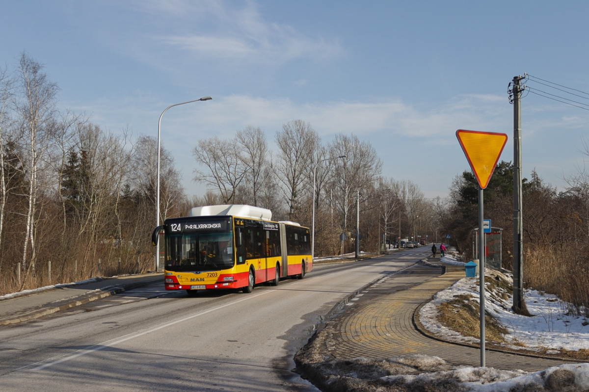 7203
SkÄpany w sĹoĹcu gazowiec, zmierza w kierunku parkingu przy Alei Krakowskiej.
