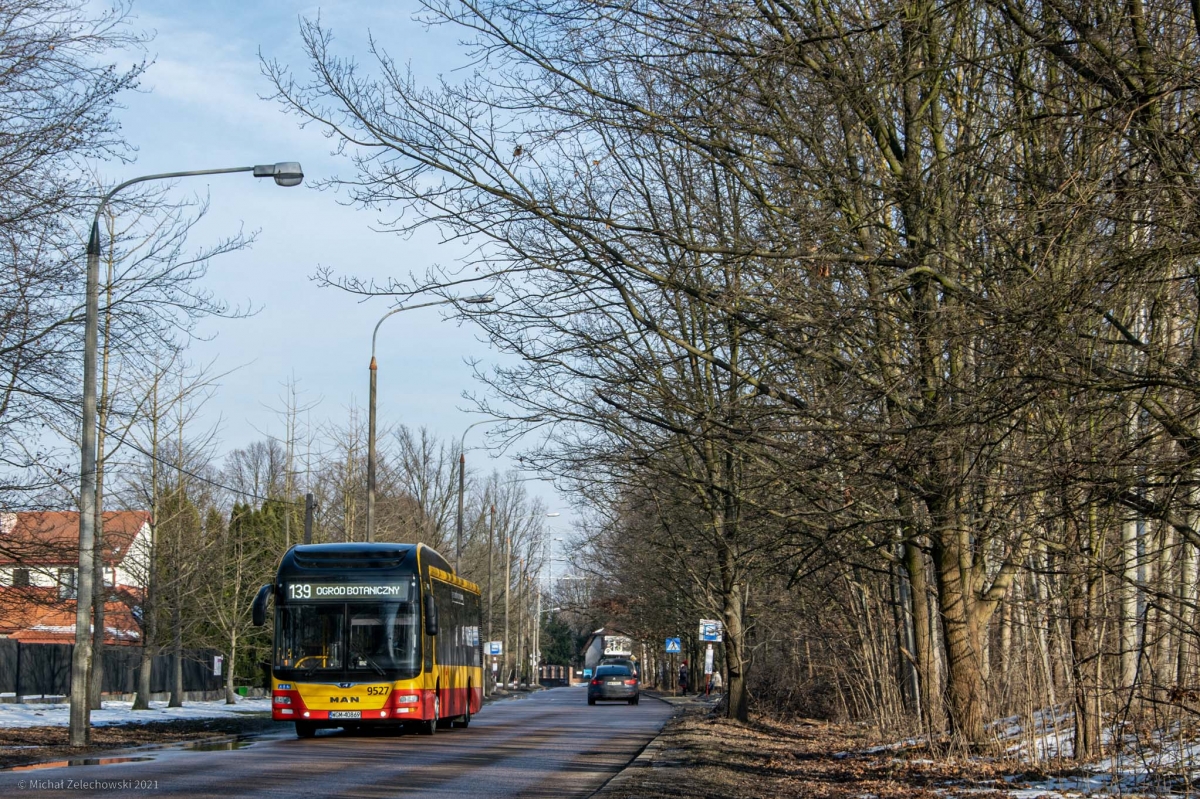 9527 
Mobilisowa hybryda, obsĹugujÄca liniÄ 139 po wyruszeniu z przedostatniego przystanku na swojej trasie.
