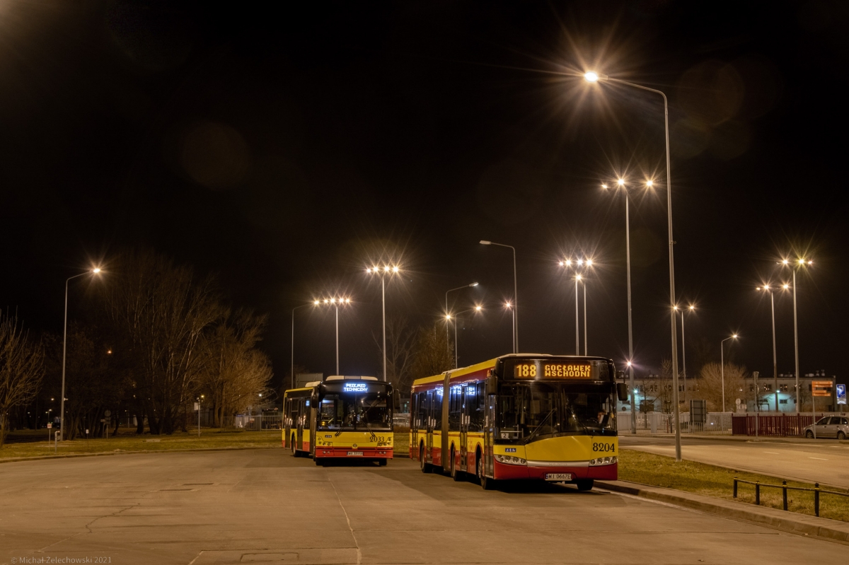8204
Przedstawiciel najstarszej serii Urbino 18 w Warszawie podczas dĹugiego, ponad 25 minutowego postoju na pÄtli Lotnisko Chopina. TuĹź za nim moĹźemy zobaczyÄ woroniczaĹskiego Solbusa SM18.
