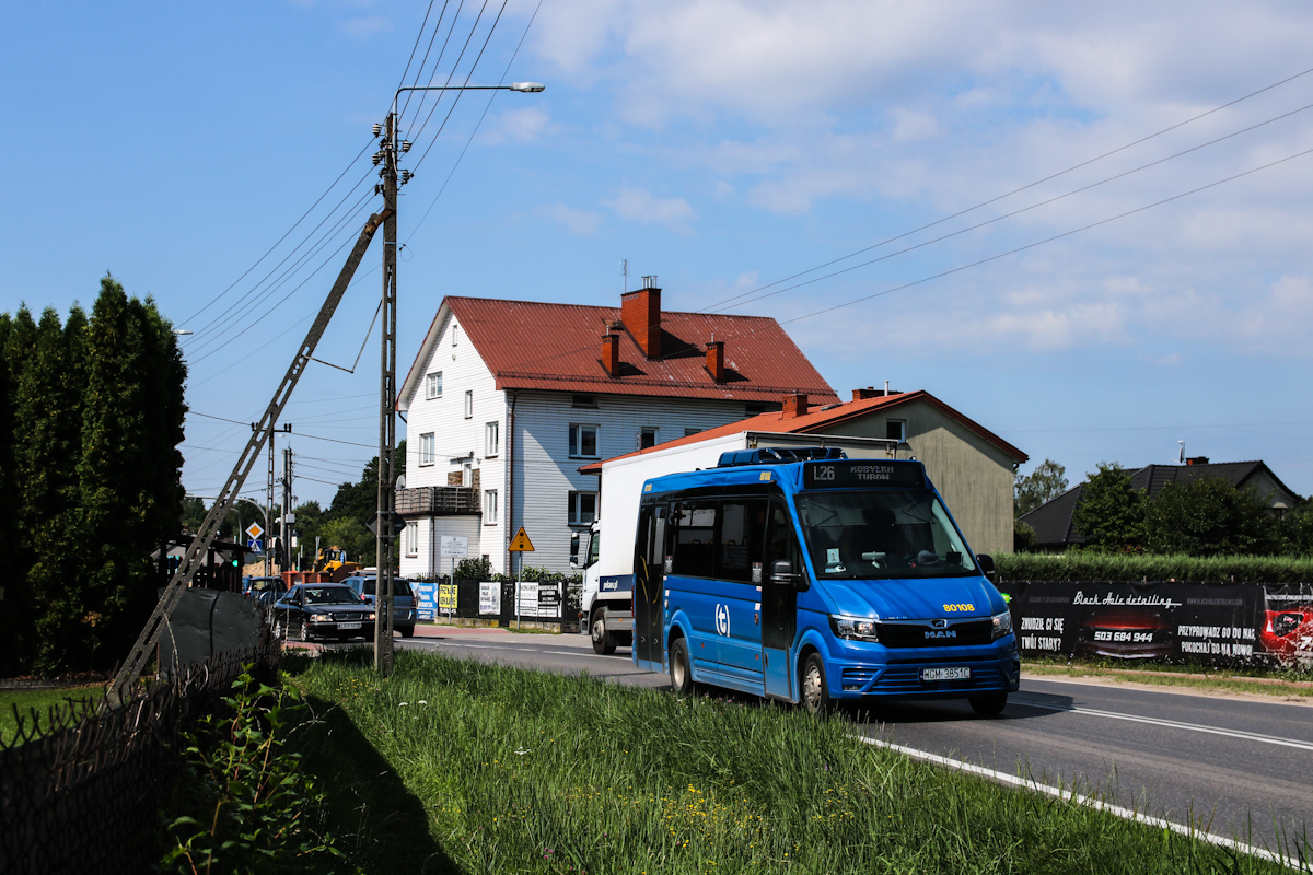 80108
Tabor na "eLkach" kursujÄcy po powiecie woĹomiĹskim, oraz w SulejĂłwku, na nowym kontrakcie skĹada siÄ z busikĂłw. WsrĂłd 23 wozĂłw wszystkie sÄ zabudowie Mercusa. 22 sÄ to busy Mercusa z mordkÄ MANa TGE, natomiast "rodzynkiem" jest Sprinter w zabudowie Mercusa #80109, bedÄcy w grupie wozĂłw jeĹźdĹźÄcych u Grygla w konsorcjum z Stalko.
