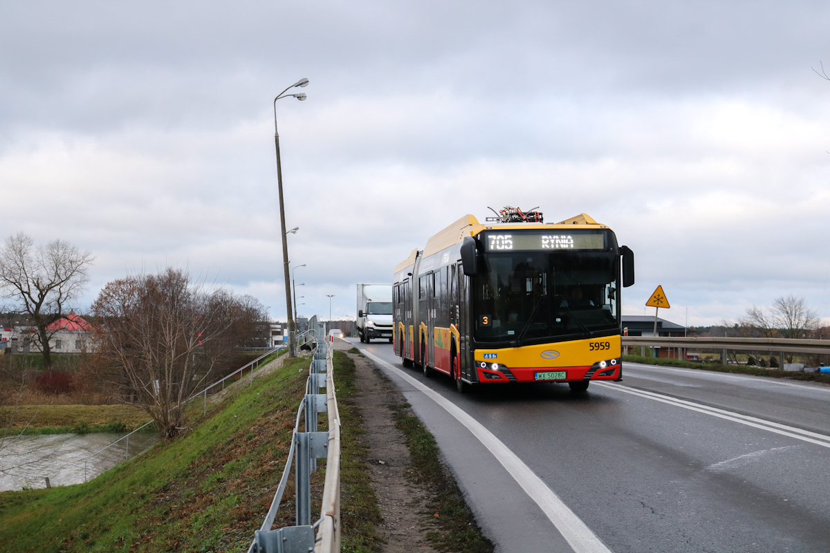 5959
Od dziĹ 705 i 735 jest obsĹugiwane taborem elektrycznym. 
