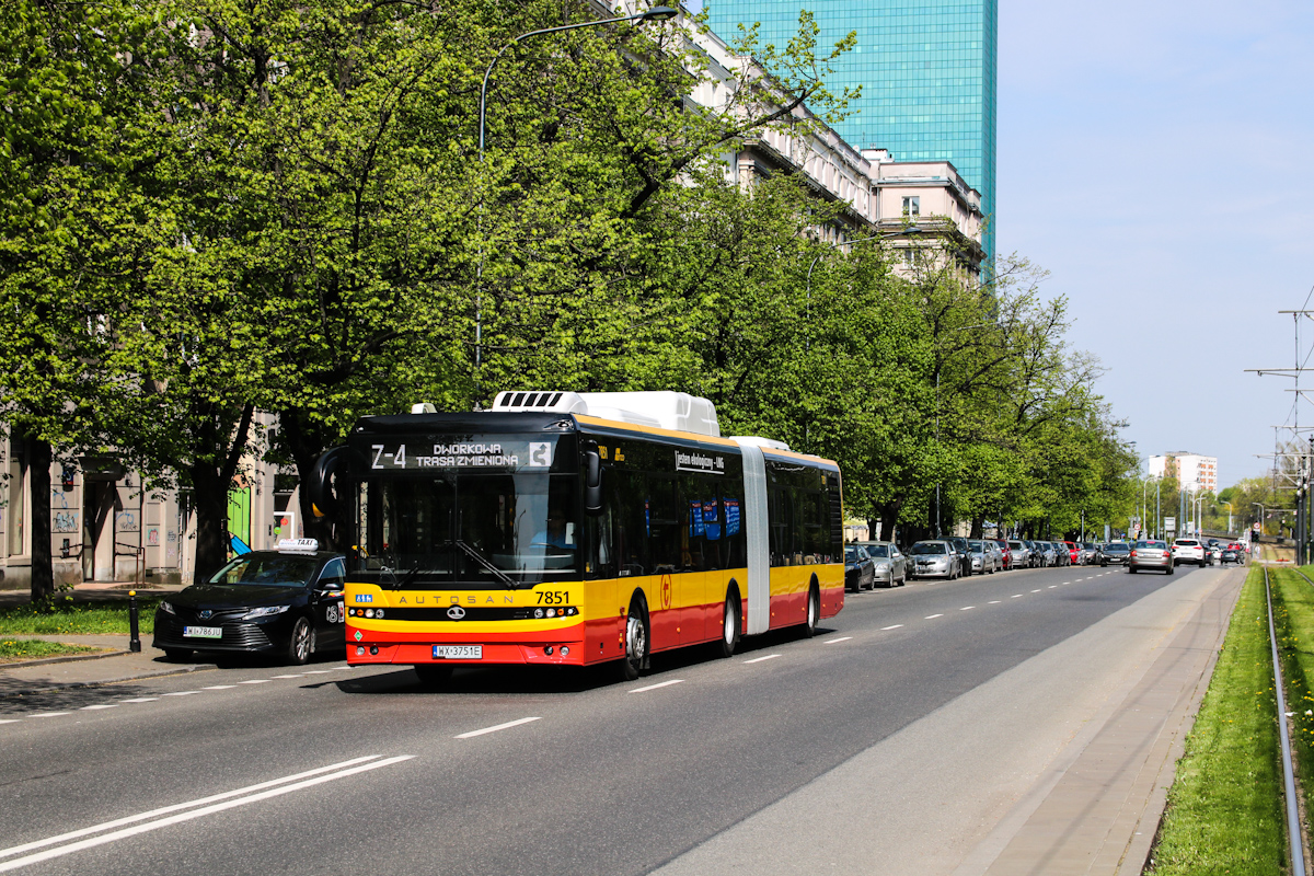 7851
W dniach 29.04-01.05 w powodu prac torowych na placu Bankowym nie kursowaĹy tramwaje ulicÄ MarszaĹkowskÄ i Andersa na odcinku Pl.Zbawiciela - Stawki. Z tego powodu wydĹuĹźono liniÄ Z-4 z Dworkowej, aĹź do Muranowskiej. Dodatkowo zwiÄkszono iloĹÄ brygad na linii przez co zamiast weekendowego monopolu na "Zetce" przez "Woronicza" moĹźna byĹo zobaczyÄ wozy z kaĹźdej zajezdni MZA.
