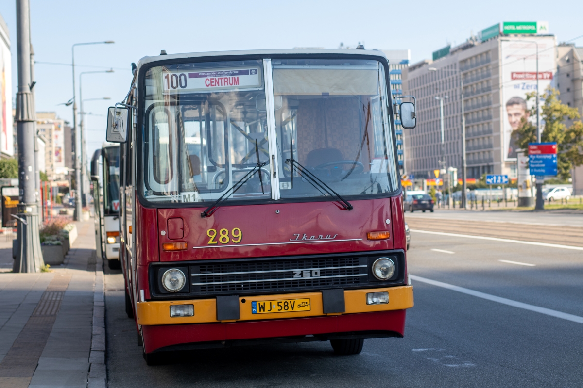 289
Ikarus 260 podczas postoju pomiÄdzy kursami na linii 100.
