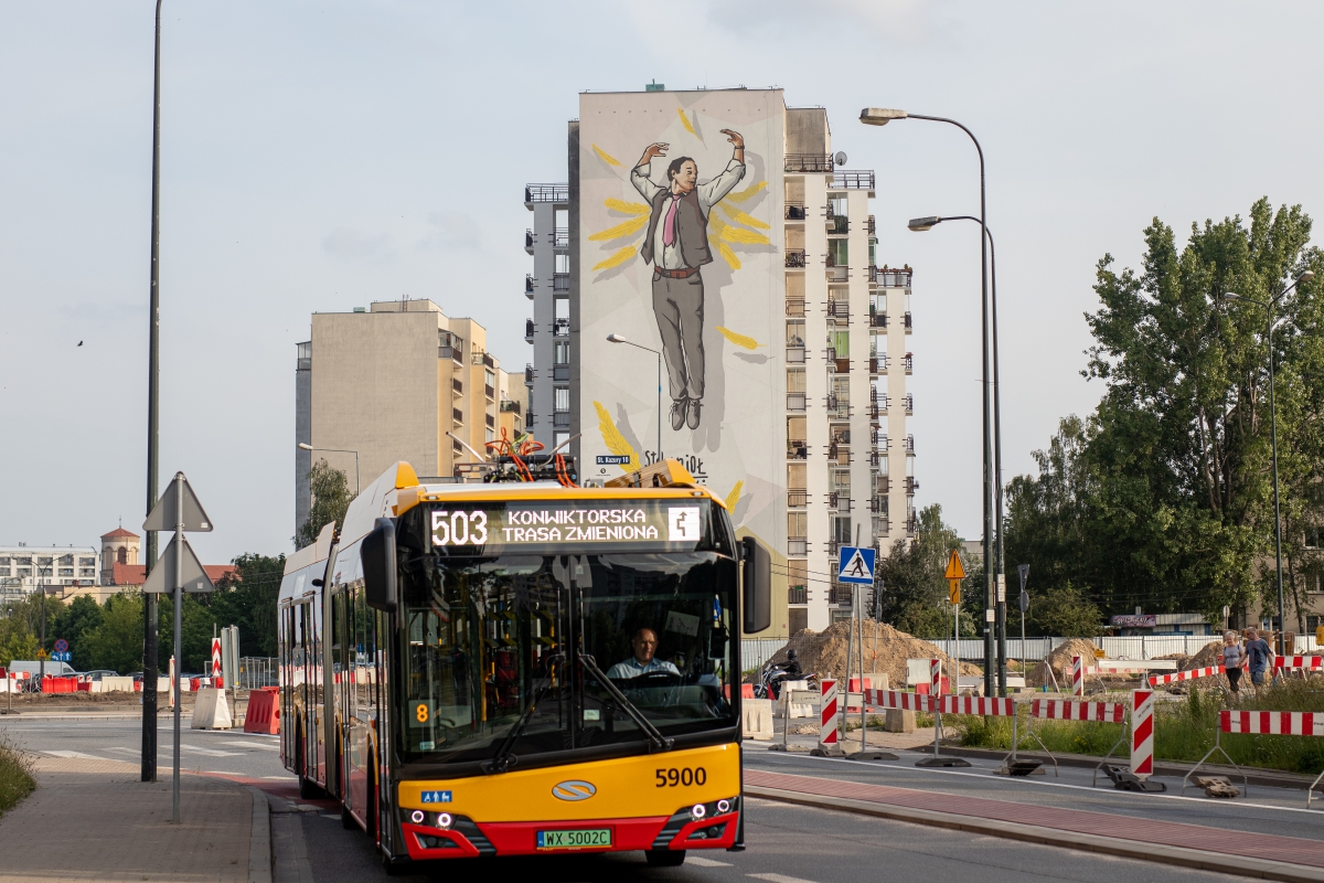 5900
5900 skrÄca z ulicy PĹaskowickiej w ulicÄ DereniowÄ.
