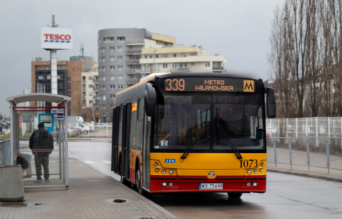 1073
Solbus stoi na pÄtli Osiedle Kabaty podczas przerwy pomiÄdzy popoĹudniowymi kursami.


