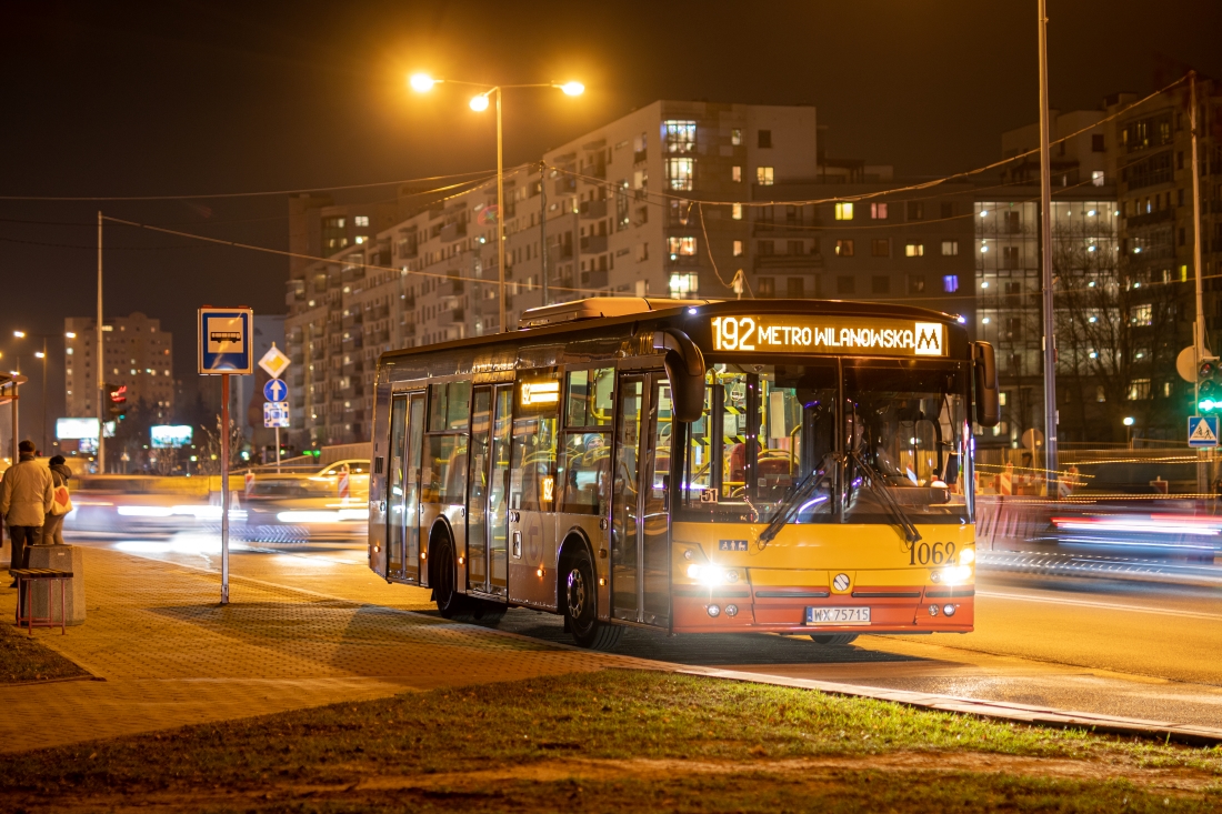 1062
Solbus 1062 na objeĹşdzie spowodowanym pracami remontowymi rondzie na skrzyĹźowaniu ulic PĹaskowickiej, Dereniowej i StryjeĹskich.
Słowa kluczowe: Objazd