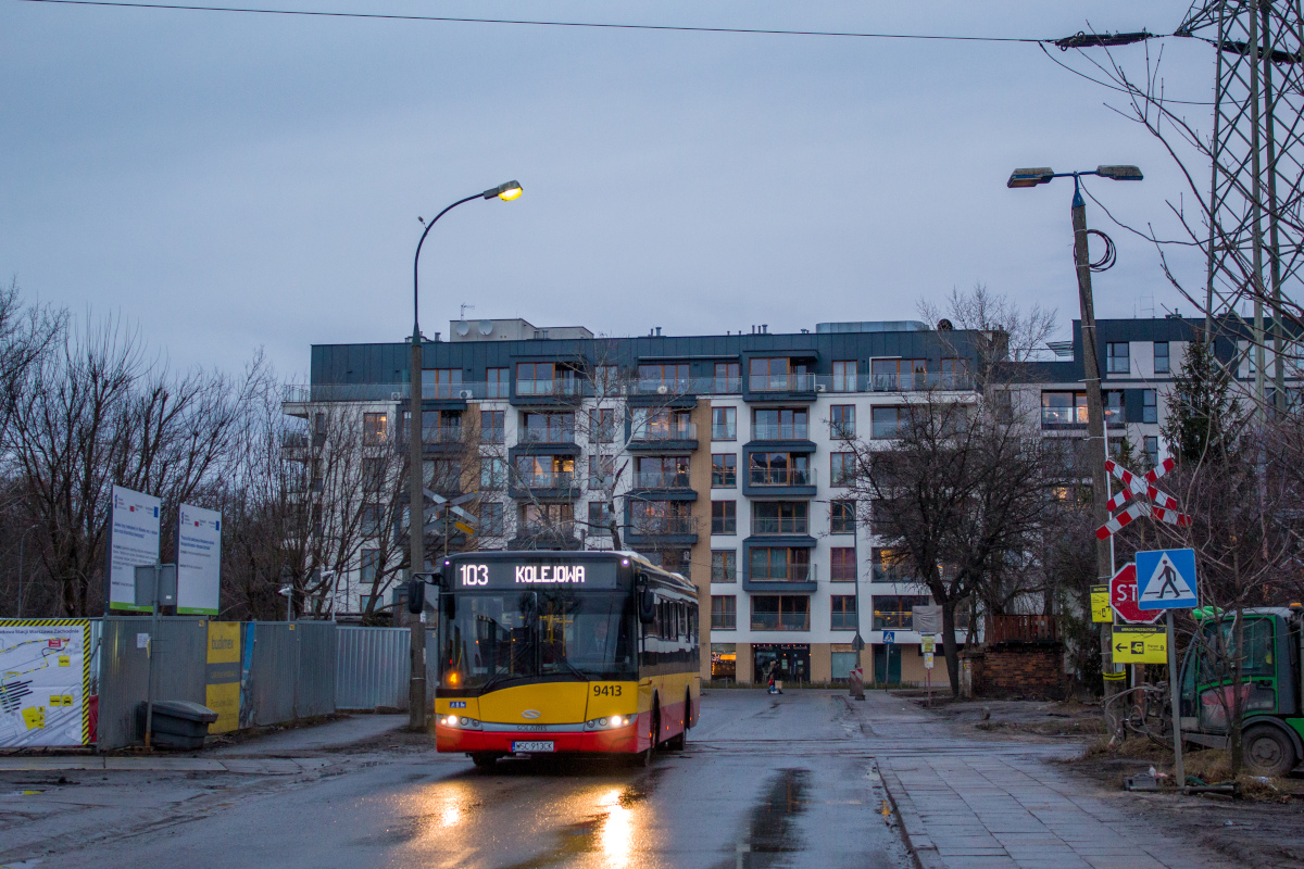 9413
Mimo że tego dnia otwarto peron 6 i 9 na zachodnim a przy okazji dojście do przystanku autobusowego na ul. Tunelowej to nadal widnieje kierunek Kolejowa.
