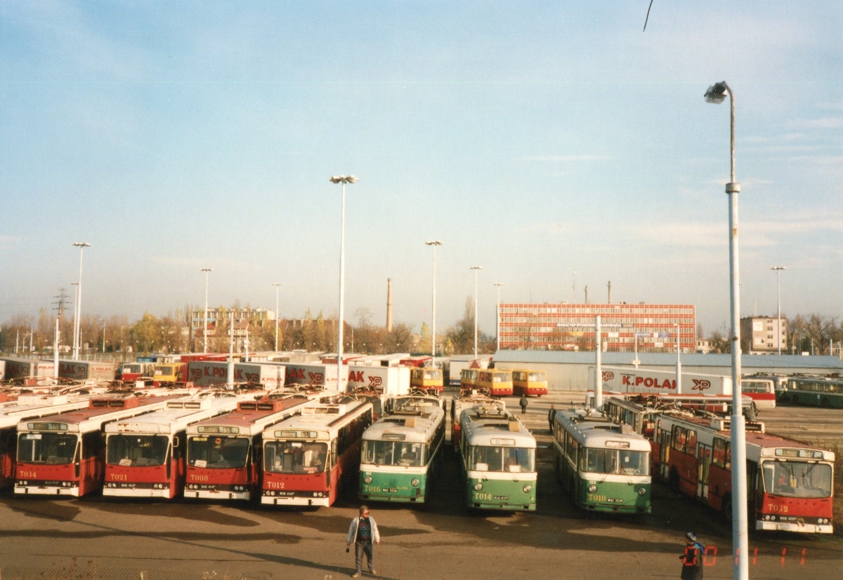 T016
Tak 20 lat temu wyglÄdaĹ zasĂłb taboru MZA w Ăłwczesnym Piaseczno-Wydziale OddziaĹu R7. W 2000 uruchomiono pracÄ przewozowÄ w R12 obsĹugujÄcÄ linie piaseczyĹskie tj. 709,710 oraz 724 specjalnie na ten cel przerzucone z R9. Stan ten funkcjonowaĹ do 2002. OddziaĹ obsĹugiwaĹ 22 brygady dzienne, miaĹ swoje wozy podmieniane na grubsze naprawy na Woronicza. W tle widzimy po lewej 3008, po prawej 5720 na goĹcinnych wystÄpach i prawdopodobnie 2153 po NG.
