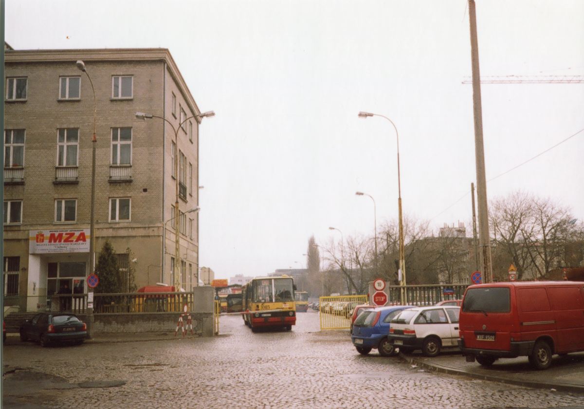 R-9 CheĹmska 1960-2006
15 lat temu rozpoczÄto likwidacjÄ zakĹadu R-9 CheĹmska. W piÄtek 31.03 wyjechaĹy ostatnie wozy na dodatki, ktĂłre zjeĹźdĹźaĹy na nowe zajezdnie. Widoczny ex-piaseczniak 3085 z 1987r. stacjonujÄcy na R-9 od 1994 wyjeĹźdĹźa na ex-piaseczyĹskÄ linie 436 i zjedzie na OstrobramskÄ, gdzie poĹźyje do 2008r
Słowa kluczowe: IK280