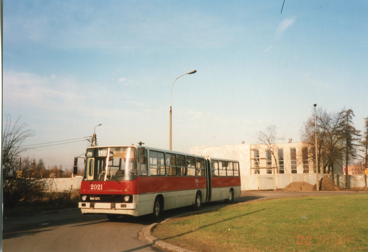 9009
Linia 131 kursowaĹa od 2.11.1954 do 1.06.1983 na trasie SĹuĹźew-DÄbrĂłwka, wspomagajÄc podupadajÄcÄ kolejkÄ grĂłjeckÄ, a od 1968 caĹkiem przejmujÄc jej pasaĹźerĂłw. 29 lat to trwaĹo! ZostaĹa zastÄpiona odradzajÄcym siÄ cudem techniki - trolejbusem linii 51. Wielkie plany odrodzenia ekokomunikacji doprowadziĹy do tego, Ĺźe moĹźecie spotkaÄ elektryczne U18 na 709. PrzywoĹany numerem 2021 istniaĹ od 1978 do 1984, kiedy staĹ siÄ 3021, ale w 1986 zostaĹ zastÄpiony nowym egzemplarzem. Kraniec, przebudowany, peĹni obecnie funkcjÄ wyjazdu z ul. Katarynki
Słowa kluczowe: IK280 Imprezy9009