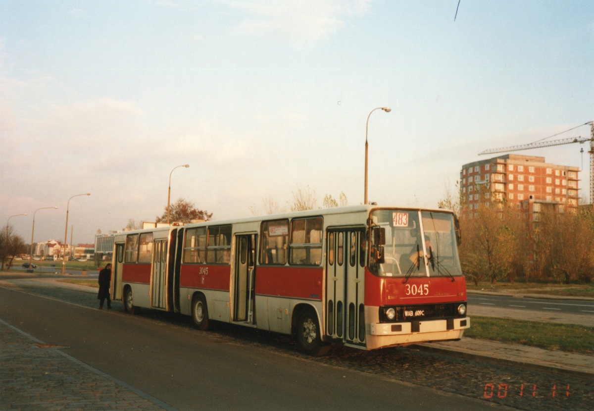 9009
Kolejnym obowiÄzkowym punktem byĹ drugi duĹźy kraniec na Ursynowie, czyli oddany do uĹźytku 12.01.1983 Natolin. Od 2.02.1985 do 11.08.1986 startowaĹo stÄd na KonwiktorskÄ 483, pĂłĹşniej juĹź jako 503. Wspomniany numer 3045 to rocznik 1984, ktĂłry przeĹźyĹ R12 i dokonaĹ Ĺźywota jako dezel na R9 w 1995 roku, zmieciony przez dostawÄ 5490-91
Słowa kluczowe: IK280 Imprezy9009
