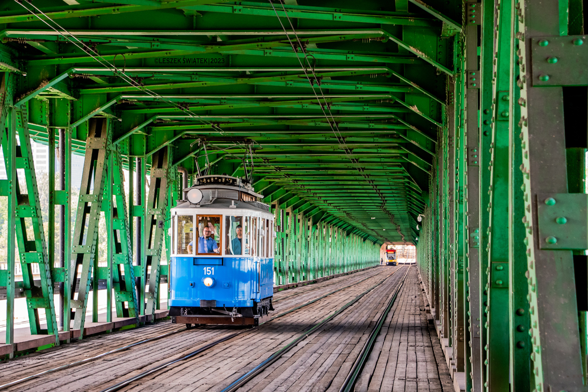 151
Krakowski goĹÄ na warszawskim moĹcie GdaĹskim. Brakuje tylko poznaĹskiej 102jki.
Pozdrowienia dla motorniczego i instruktora! :) 
