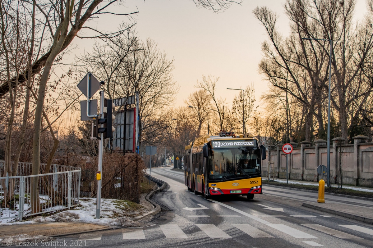 5952
Słowa kluczowe: ZachĂłd
