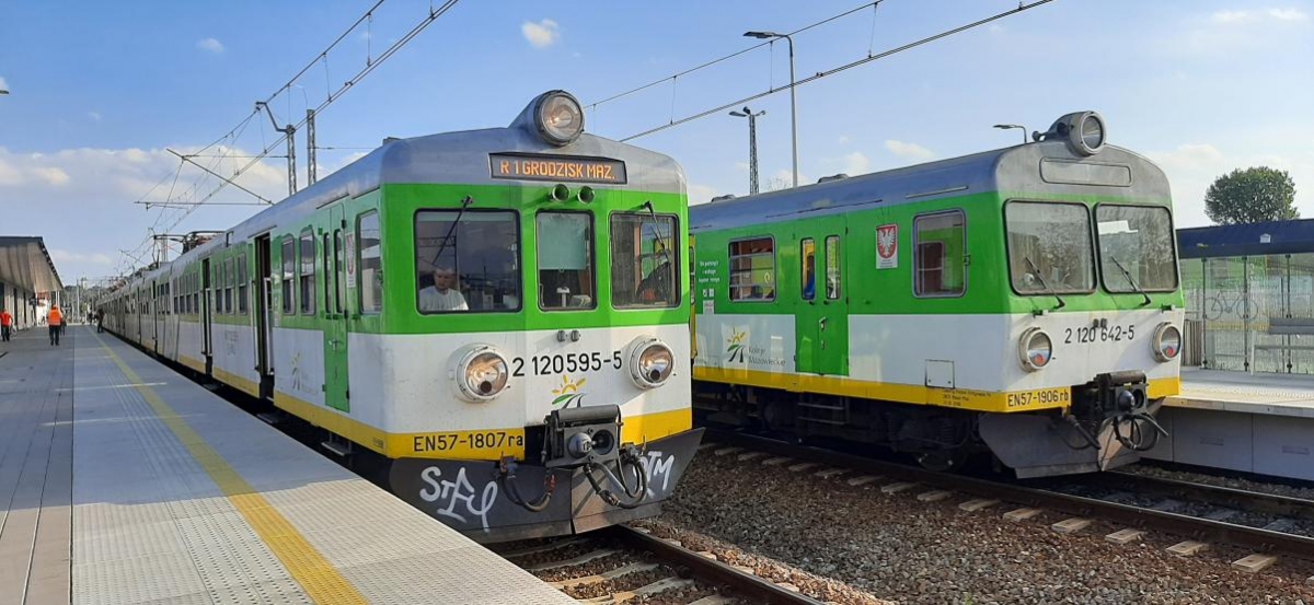 EN57-1807 ; EN57-1906
Otwock PKP, godzina 16:35. Mijanka dwĂłch EN-ek wymuszona zamkniÄciem toru do Pilawy.
