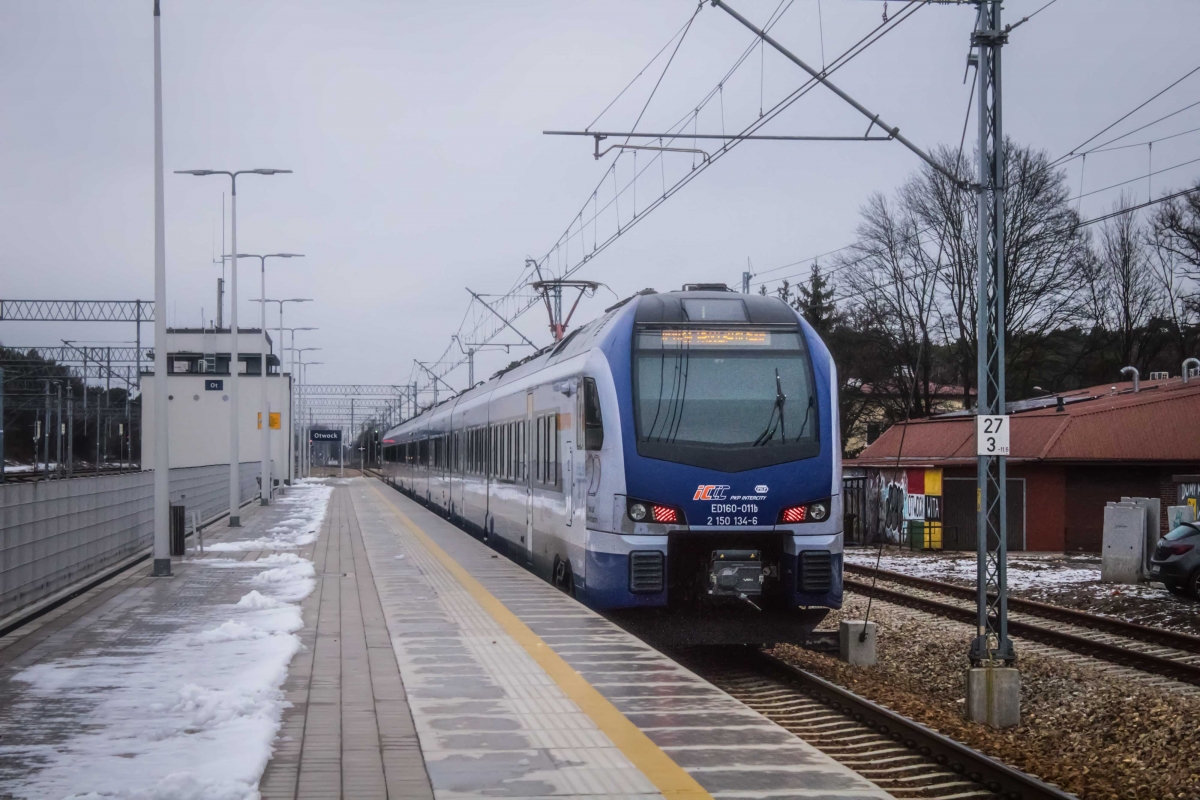 ED160-011
IC 2620 KONOPNICKA ze skĹadem zastÄpczym opuszcza Otwock.
