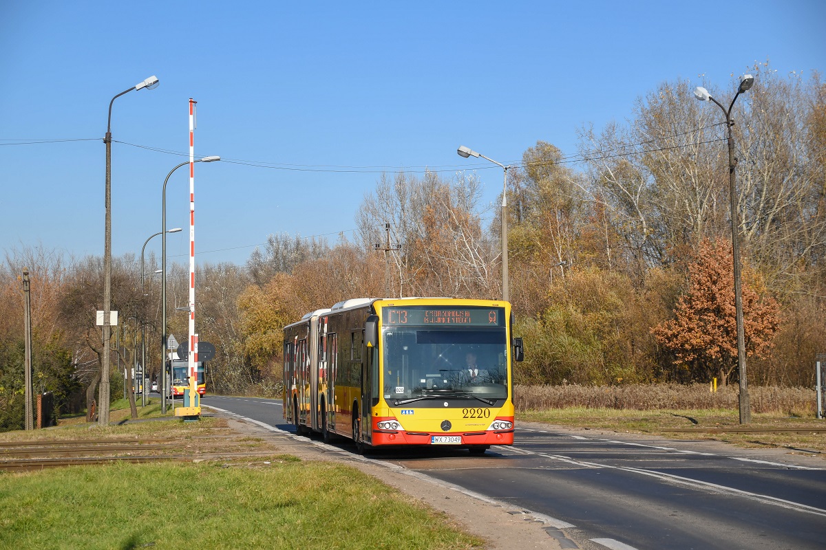 2220
Merecedes Conecto G obsĹugujÄcy liniÄ 020/C13 w kierunku Cmenatrza Wojskowego na PowÄzkach mija przejazd kolejowy przy ulicy WĂłlczyĹskiej.
Słowa kluczowe: WĹ2021