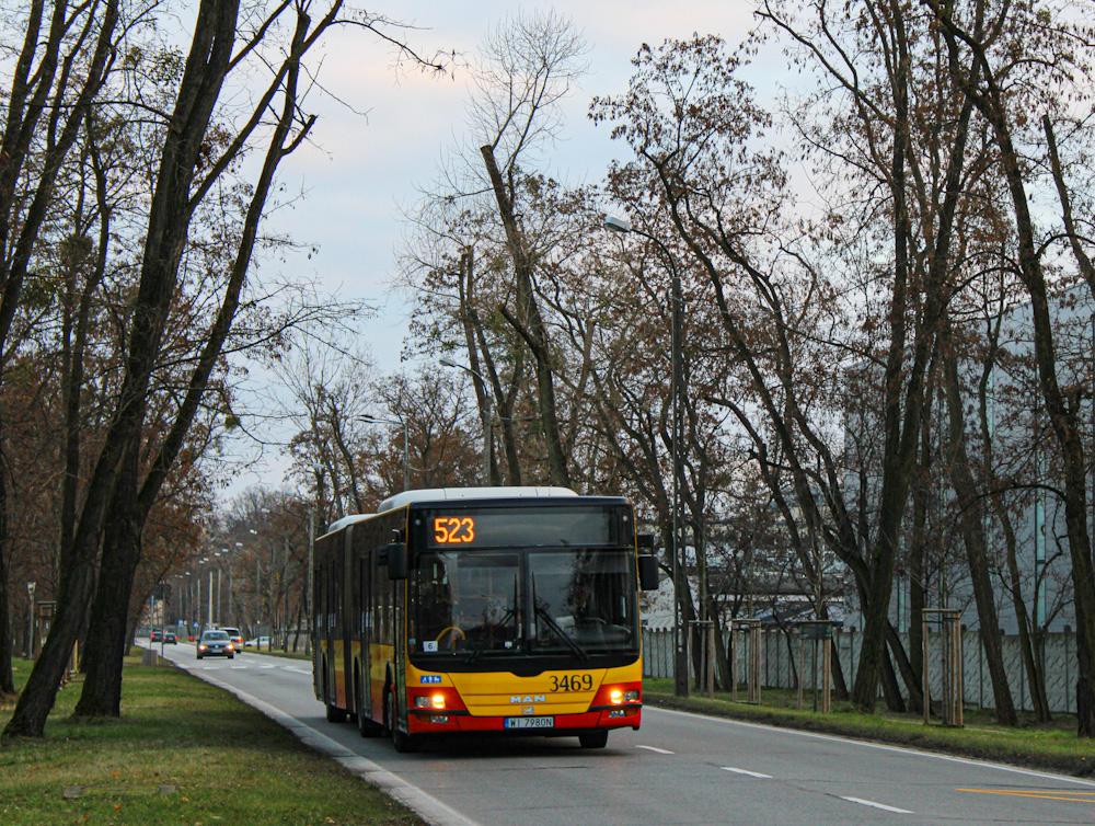 3469
W dniach 25- 27 grudnia, 1 Stycznia, 6 stycznia na linii 523 brygady z Ostrobramskiej przejÄĹa zajezdnia Stalowa. ZaowocowaĹo to pojawieniem siÄ tu miÄdzy innymi tych o to przegubowych MAN-Ăłw. NajczÄĹciej jednak jeĹşdziĹy Solarisy. 

