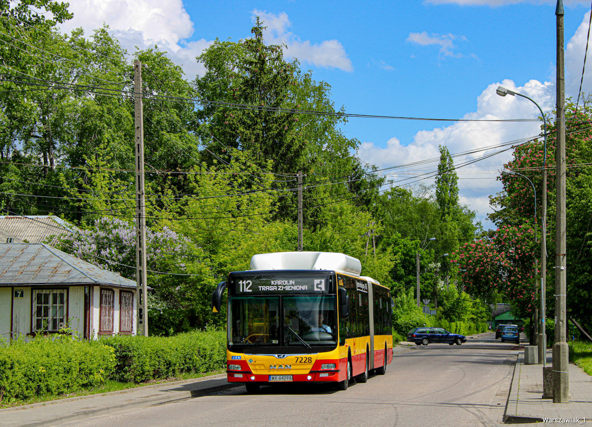 7228
Objazd skrzyĹźowania GĂłrczewska/PowstaĹcĂłw ĹlÄskich dla linii 112 i 190 przebiega przez ulicÄ Konarskiego . DoĹÄ klimatyczne miejsce na zdjÄcia. 
