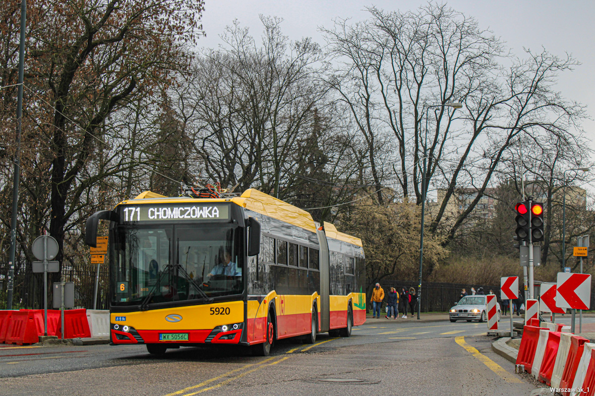 5920
W minionym  tygodniu w zwiÄzku z dziaĹajÄcymi Ĺadowarkami na ChomiczĂłwce elektryki wyjechaĹy na czÄĹÄ brygad caĹodziennych linii 171 . Docelowo po zamianie przystankĂłw koĹcowych trafiÄ na 180. MoĹźna by rzec wreszcie.
