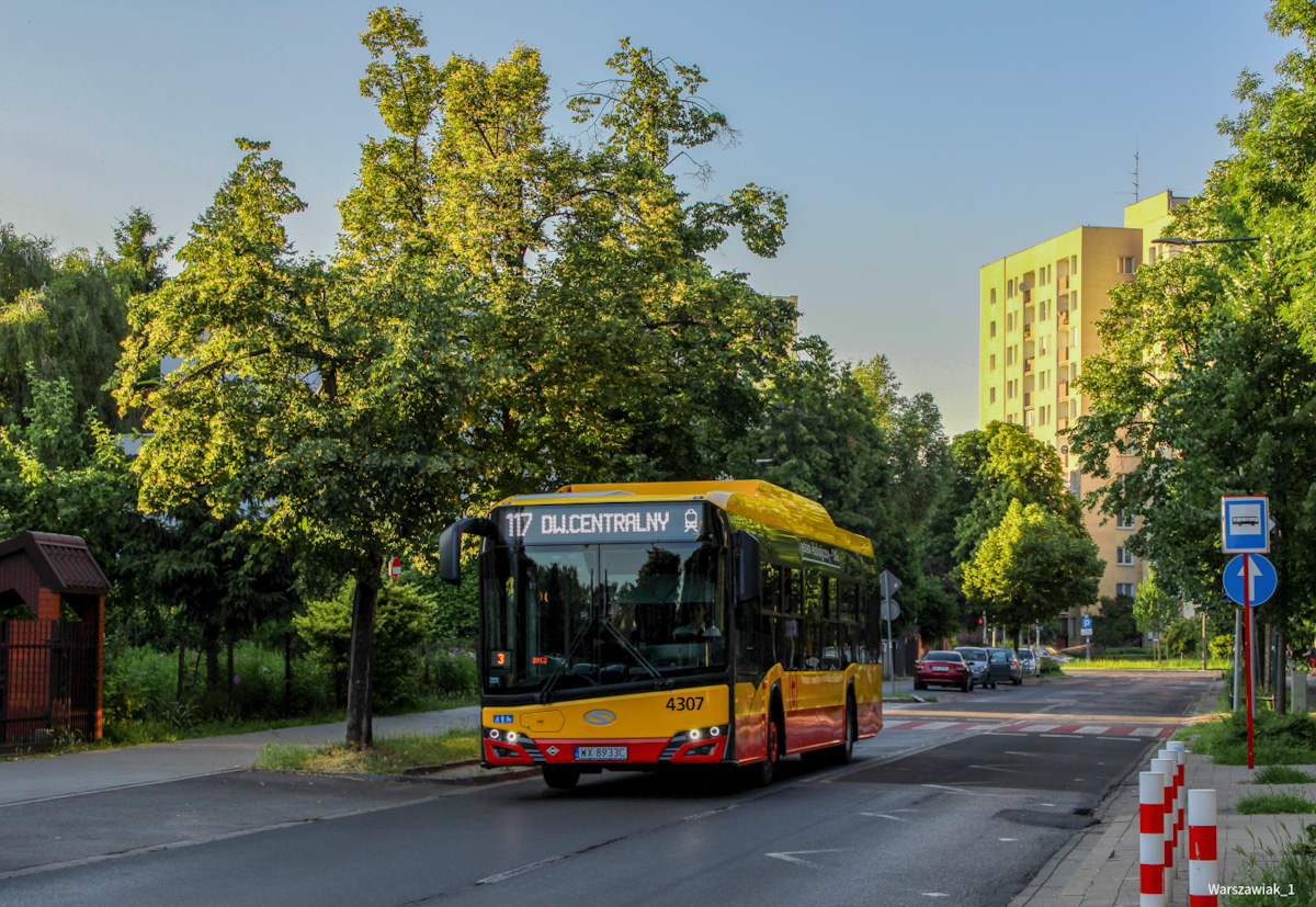 4307
SU 12 CNG mknie w kierunku centrum. Te pojazdy tak samo jak ich 18 metrowi bracia posiadajÄ eksperymentalny SIP ONELINE. 
