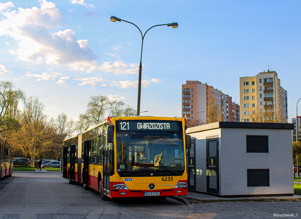 6233
Czasami zabraknie wozĂłw 12 metrowych i wtedy przegub wchodzi do gry . Po prawej stronie widzimy (rozdzielniÄ?) ktĂłra zostaĹa postawiona wraz z Ĺadowarkami .  
Słowa kluczowe: DziwadĹo