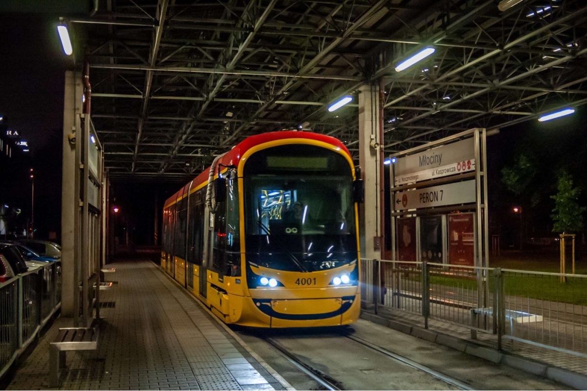 4001
KoreaĹski szczeniak przejeĹźdĹźajÄcy przez WÄzeĹ MĹociny. Wagon tej nocy udaĹ siÄ na ulicÄ Nocznickiego na testy.
