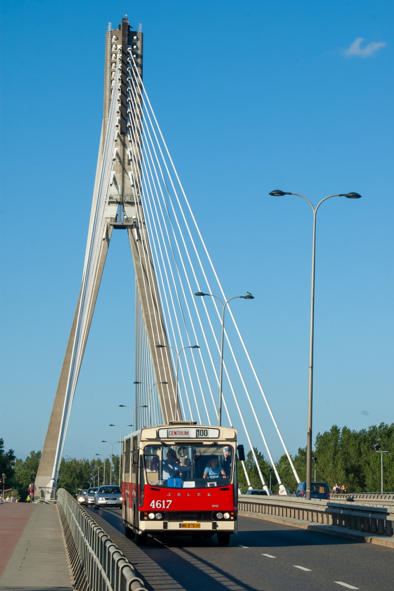 4617
Peerka obsĹugujÄca ostatni kurs na linii 100 tego dnia, wraca do lewobrzeĹźnej czÄĹci Warszawy. Pozdrowienia dla kierowcy i wspĂłĹtowarzysza.
Słowa kluczowe: PR110M Architektura
