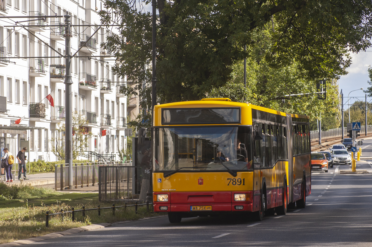 7891
Jelcz zĹapany przypadkiem podczas testowego przejazdu po ulicach Warszawy. Super, Ĺźe pojazd ten zostaĹ uratowany przed kasacjÄ - pozdrowienia dla wĹaĹciciela pojazdu.
Słowa kluczowe: M181