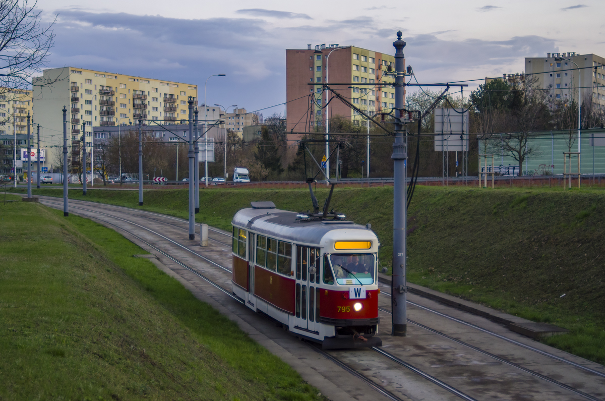 795
ParĂłwka zbliĹźa siÄ do bramy Zajezdni Ĺťoliborz, po caĹym dniu jazdy na linii okolicznoĹciowej W.
Słowa kluczowe: Konstal13N
