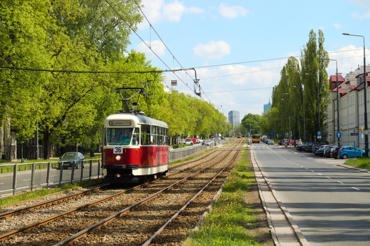 795
795 dojeĹźdĹźajÄcy na swojÄ tymczasowÄ kraĹcĂłwkÄ na Marymoncie-Potoku.
Słowa kluczowe: Konstal13N Objazd