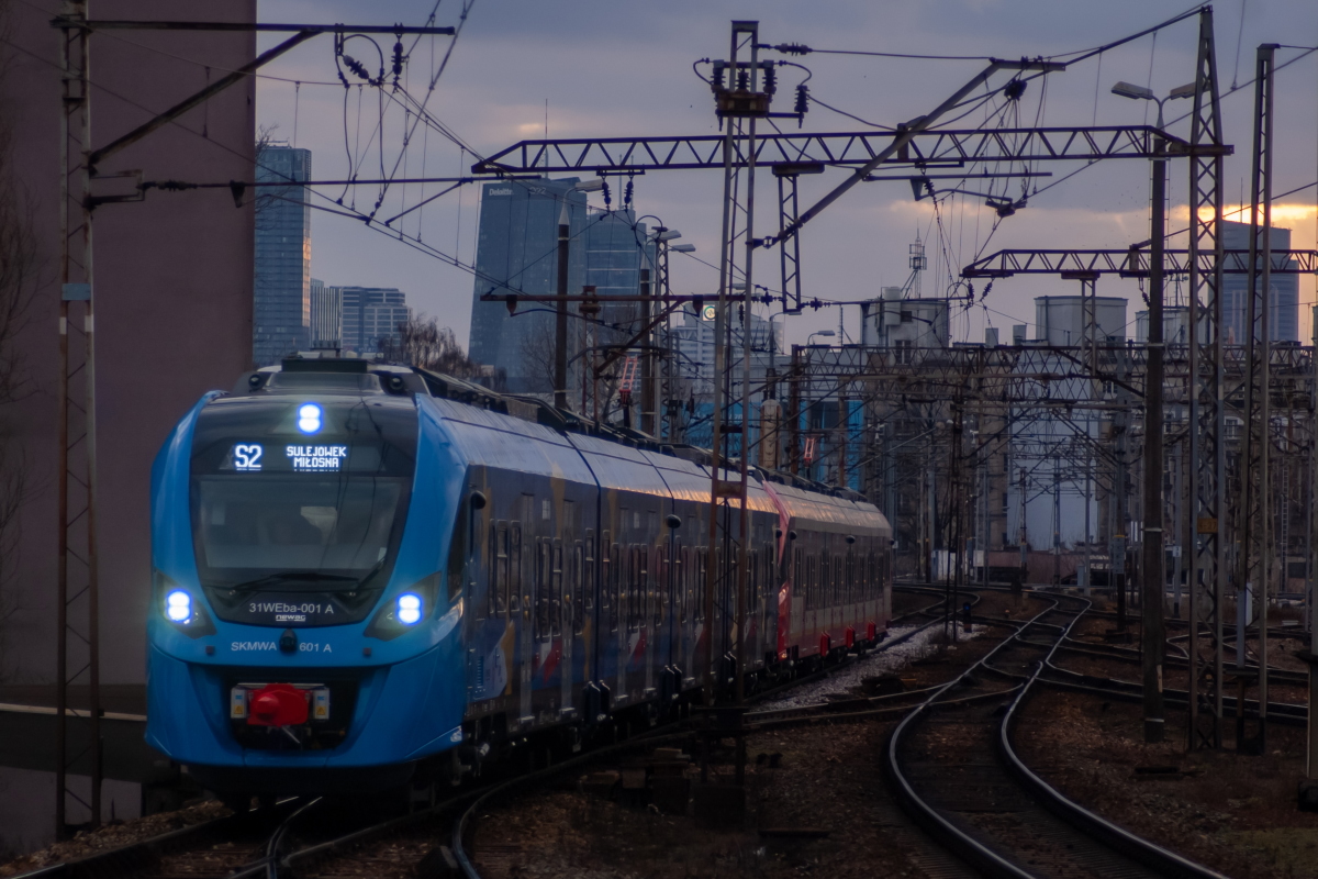 31WEba-001
Z Impulsa 001 z okleinÄ UE zostaĹo juĹź zmyte graffiti, dziÄki czemu pojawiĹ siÄ w dniu dzisiejszym ponownie na warszawskich torach.
Słowa kluczowe: Skyline ZachĂłd