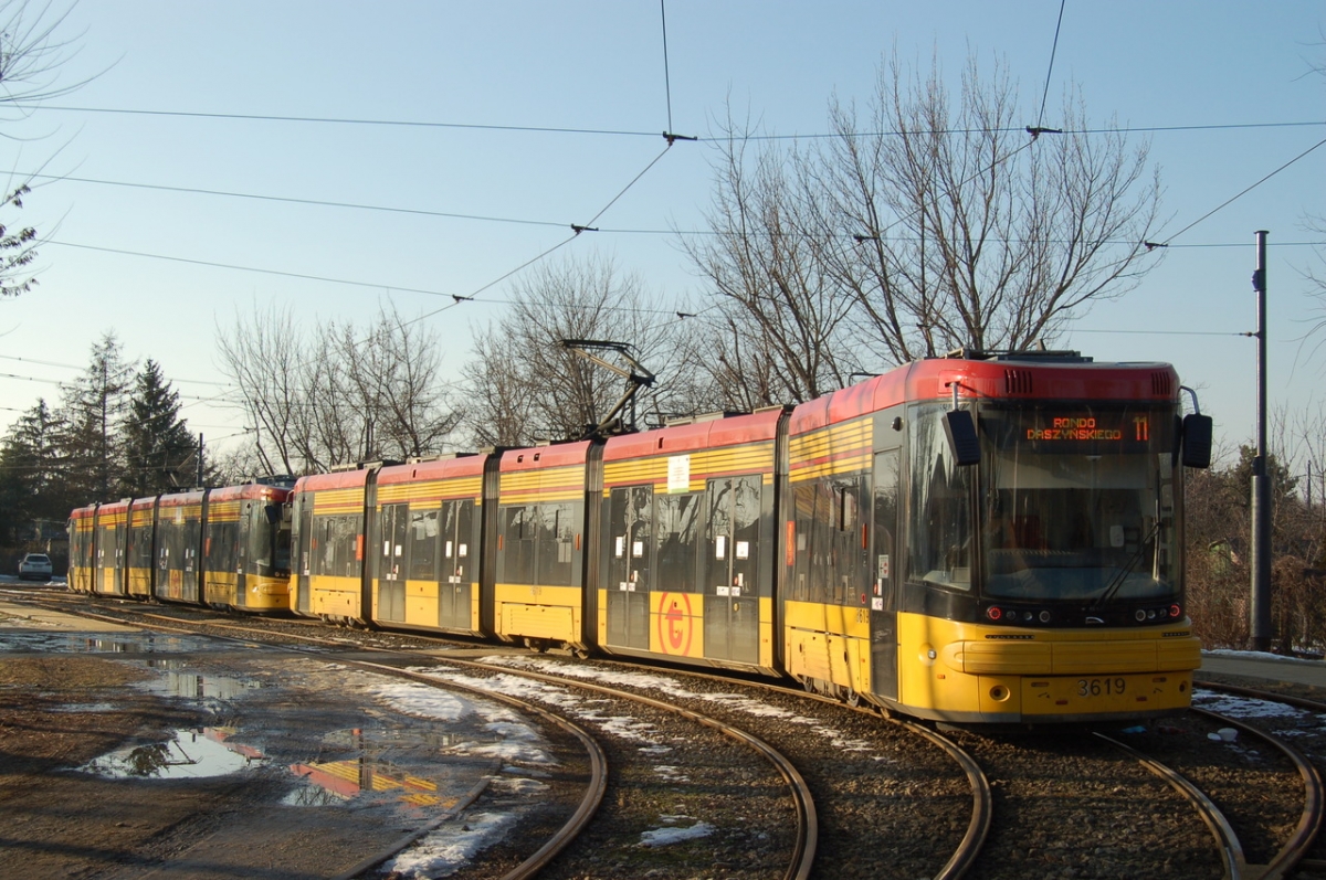 3619
Dwa Jazzy Duo podczas postoju na pÄtli KoĹo pierwszego dnia kursowania na nowej trasie linii 11.
